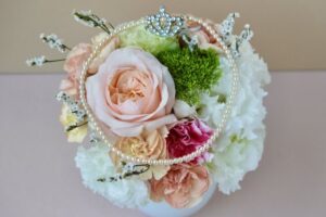 結婚式のブーケの写真真珠のネックレスが重なっている